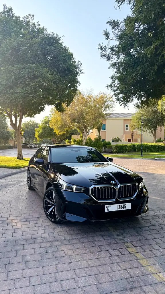 نمای دیگر بی ام و سری ۵ 530i ام اسپرت 2024