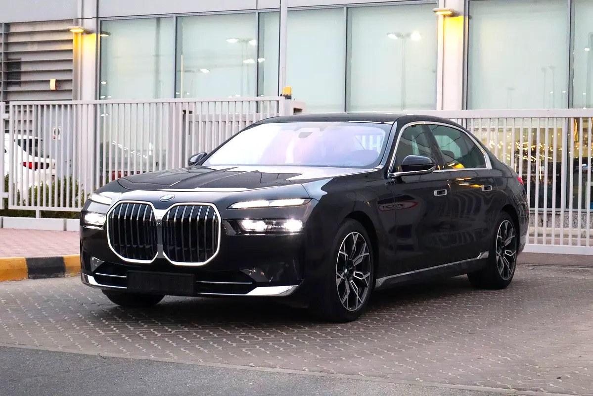 نمای دیگر بی ام و سری 7 735i 2025