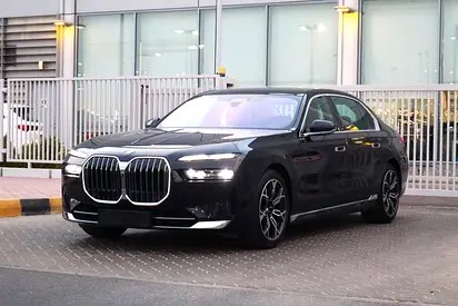 نمای دیگر بی ام و سری 7 735i 2025