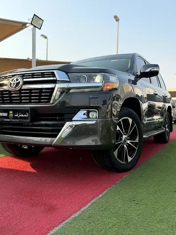 نمای دیگر تویوتا لندکروزر GXR گرند تورینگ 2021