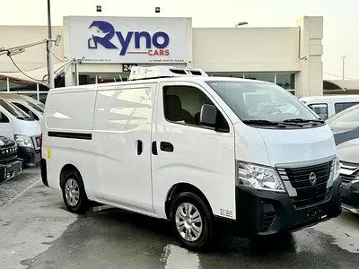 نمای دیگر نیسان اوروان استاندارد 2023