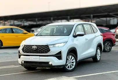 نمای دیگر تویوتا اینووا GL 2025