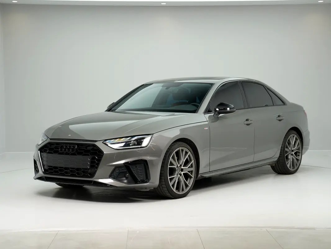 نمای دیگر آئودی A4 35 TFSI S لاین 2024