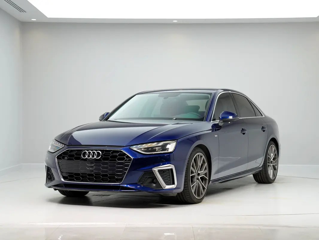 نمای دیگر آئودی A4 35 TFSI S لاین 2022