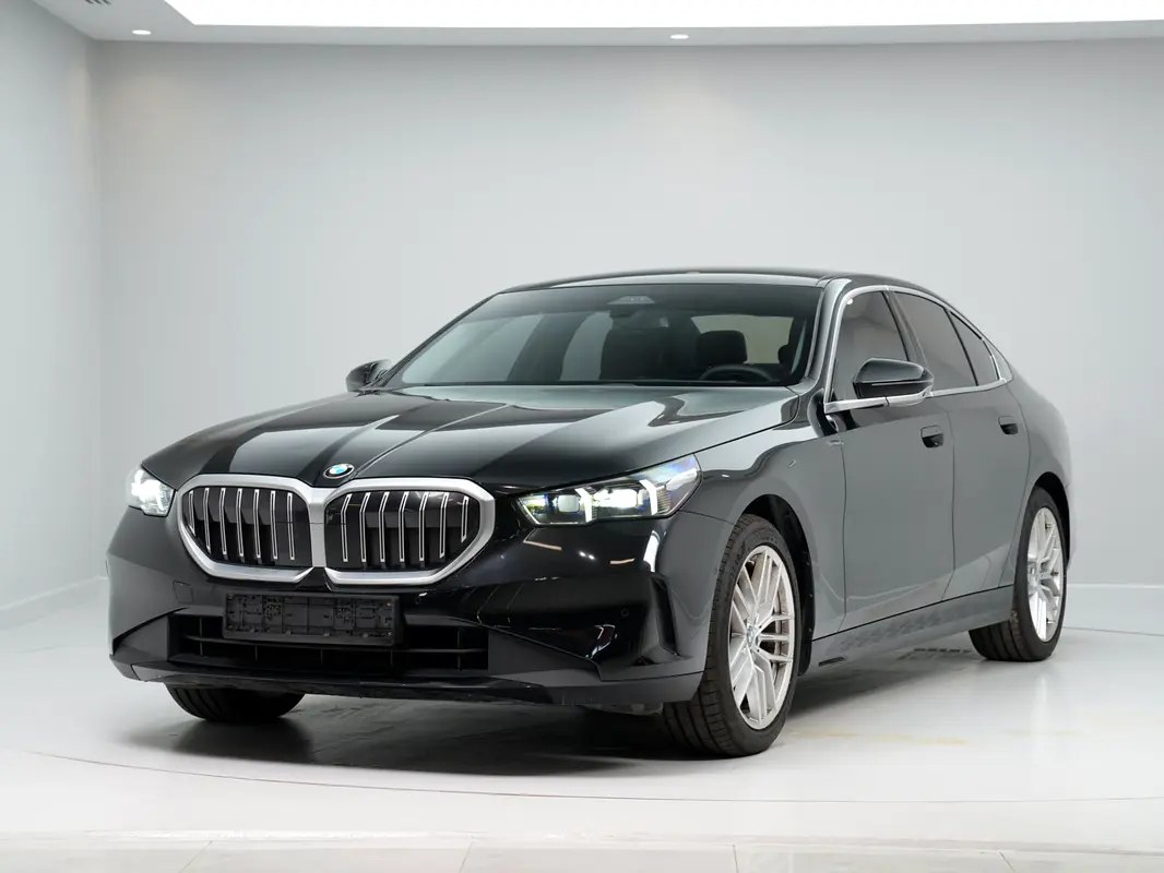 نمای دیگر بی ام و سری 5 520i 2024