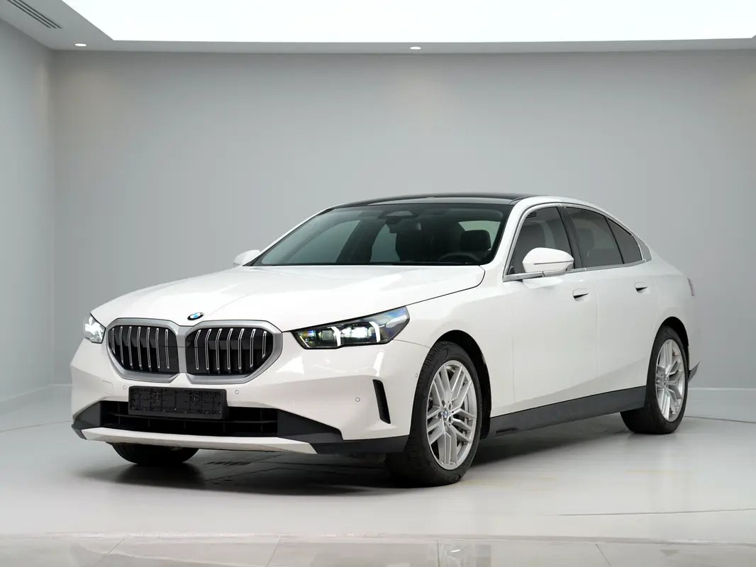 نمای دیگر بی ام و سری 5 520i 2024