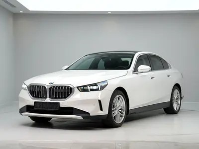 نمای دیگر بی ام و سری 5 520i 2024