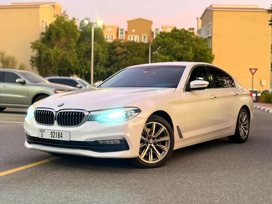 نمای دیگر بی ام و سری 5 520i 2018
