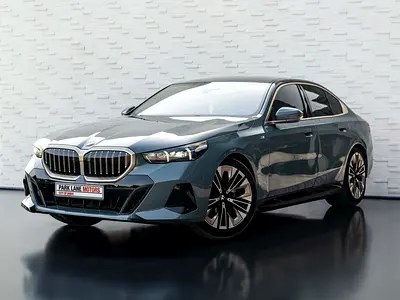 نمای دیگر بی ام و سری 5 520i ام اسپرت 2025