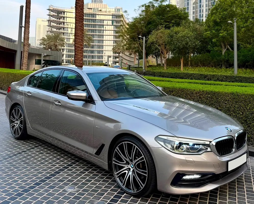 نمای دیگر بی ام و سری 5 530i اسپورت لاین 2019