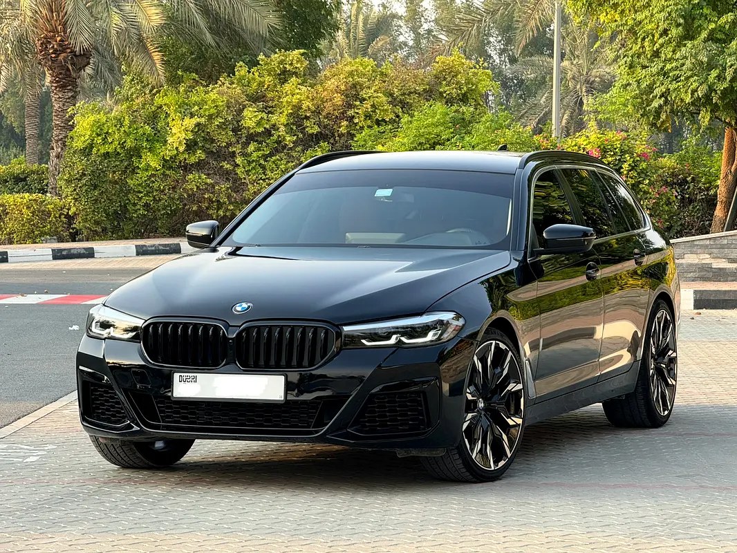 نمای دیگر بی ام و سری 5 520i 2023