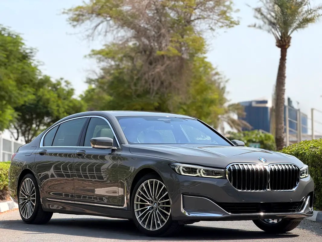 نمای دیگر بی ام و سری 7 730Li اکسکلوژیو 2022