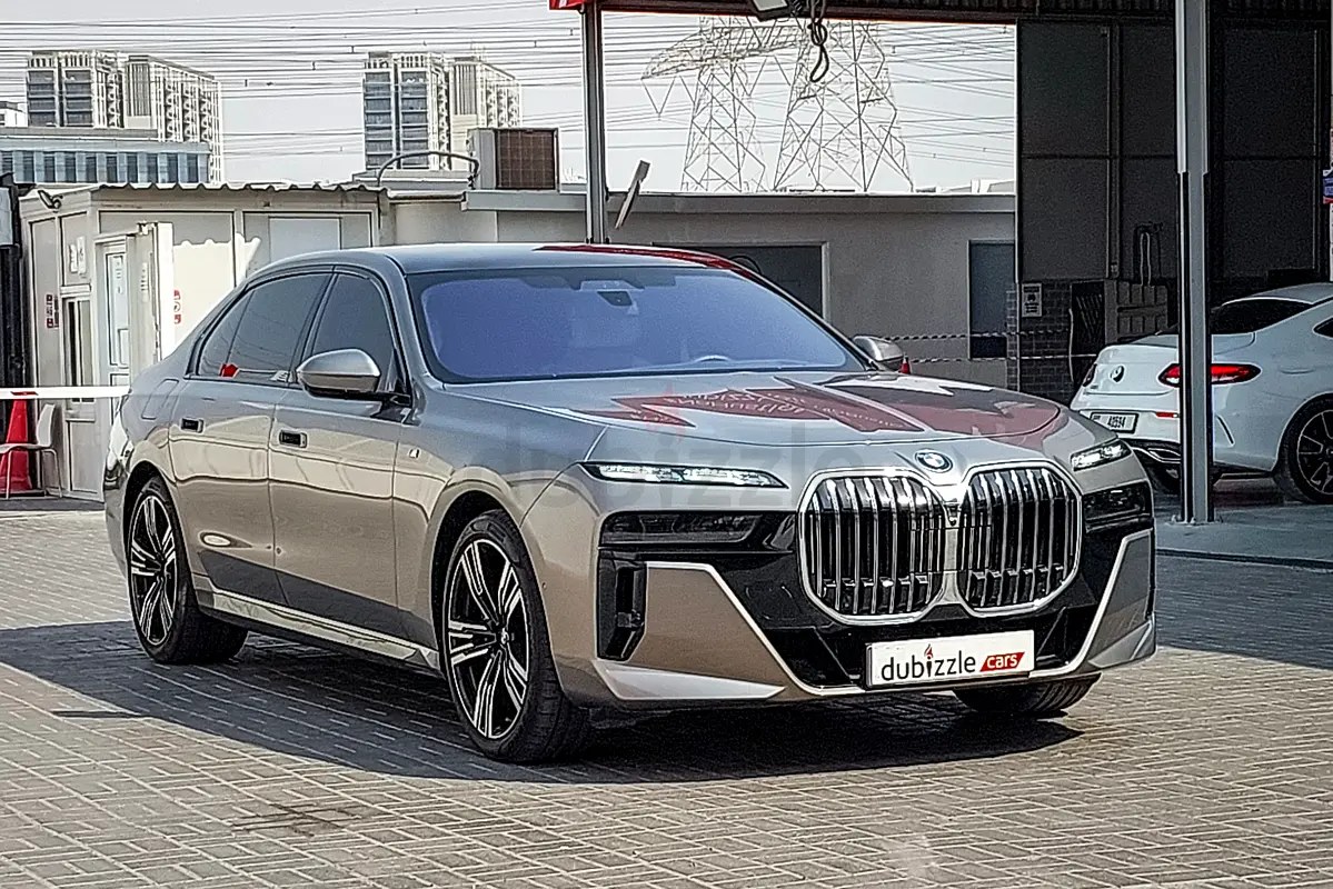 نمای دیگر بی ام و سری 7 740i 2024