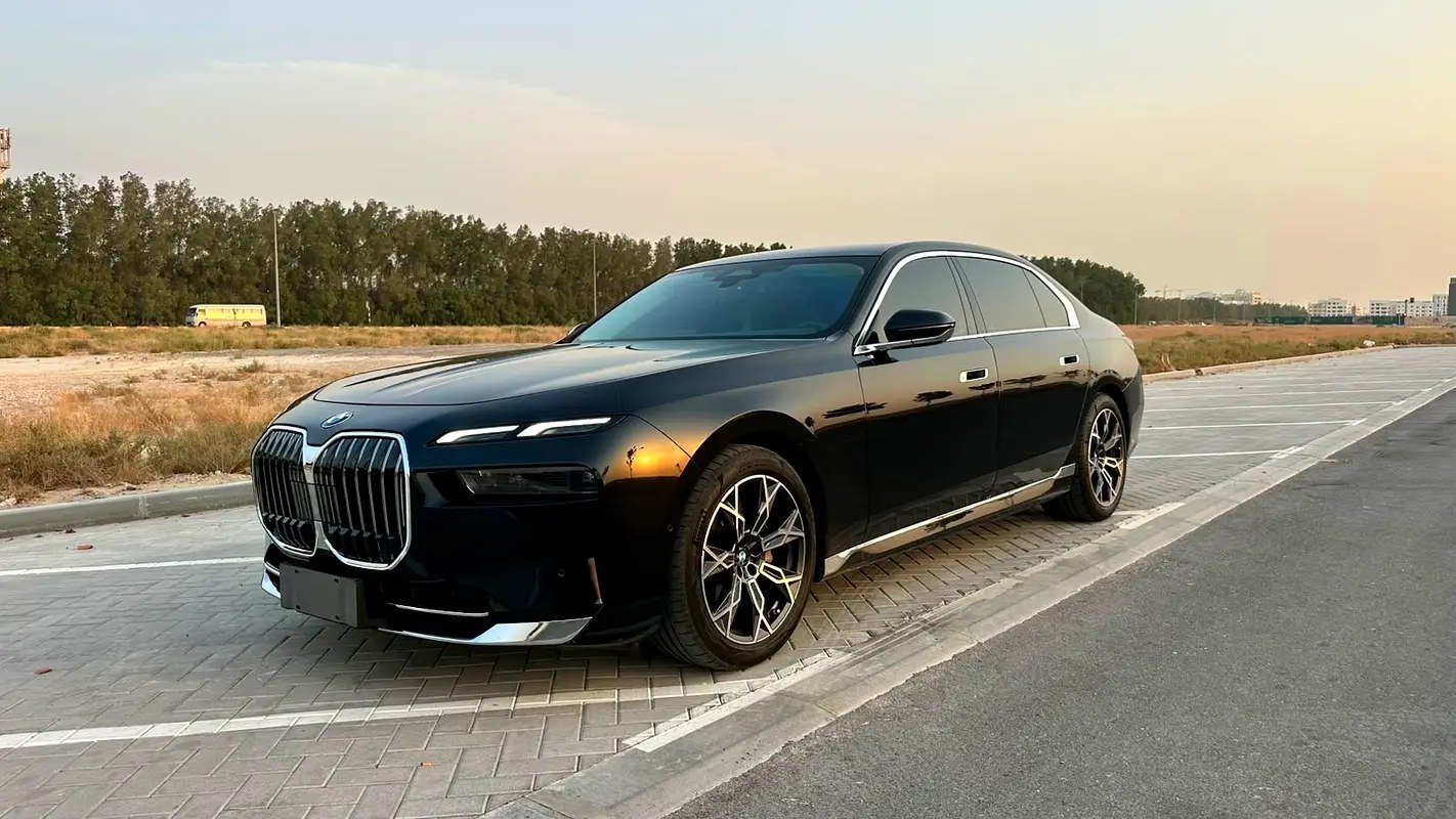 نمای دیگر بی ام و سری ۷ 735Li 2024
