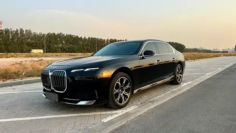 نمای دیگر بی ام و سری ۷ 735Li 2024