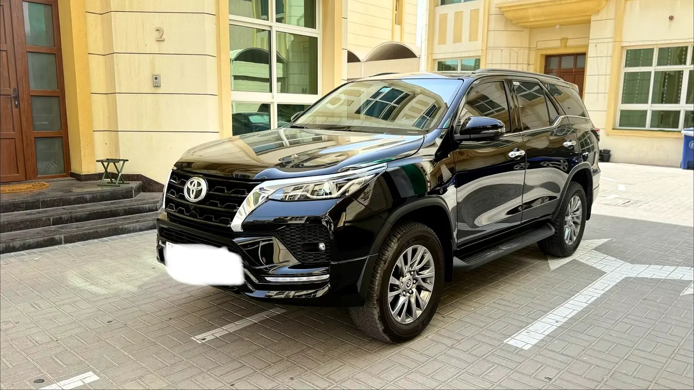 نمای دیگر تویوتا فورچونر VXR 2026