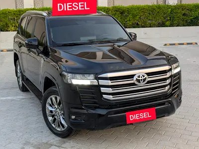 نمای دیگر تویوتا لندکروزر VXR 2022