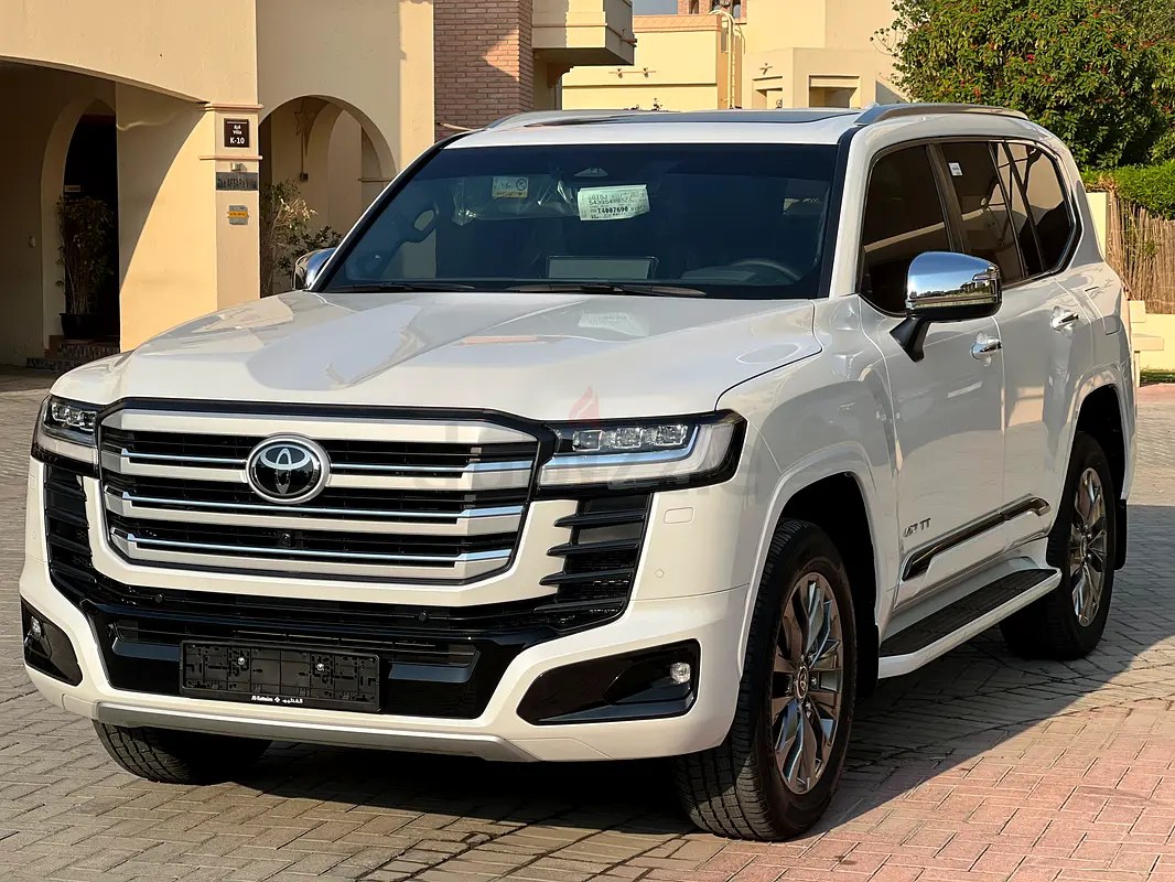 نمای دیگر تویوتا لندکروزر VXR 2026