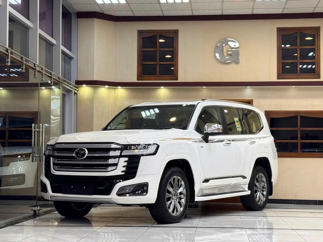 نمای دیگر تویوتا لندکروزر VXR 2026