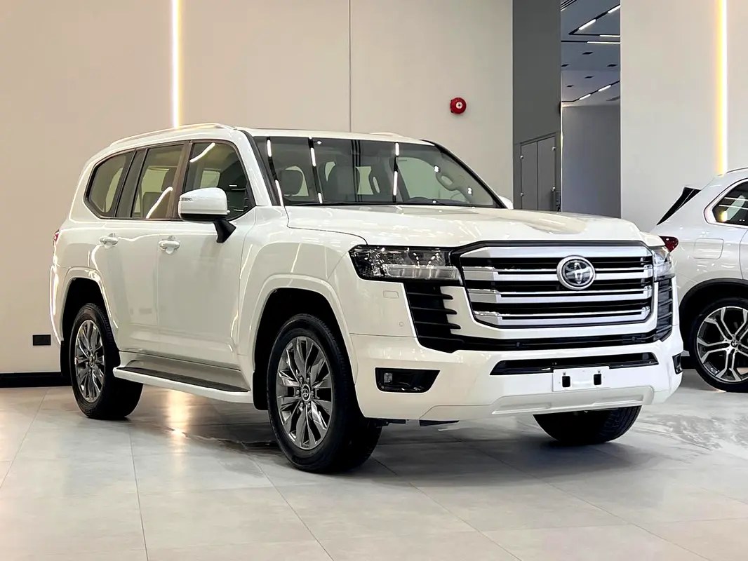 نمای دیگر تویوتا لندکروزر GXR 2024