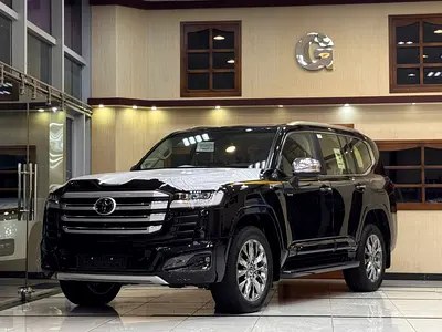 نمای دیگر تویوتا لندکروزر VXR 2026