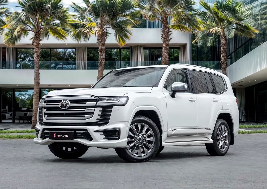 نمای دیگر تویوتا لندکروزر VXR 2025