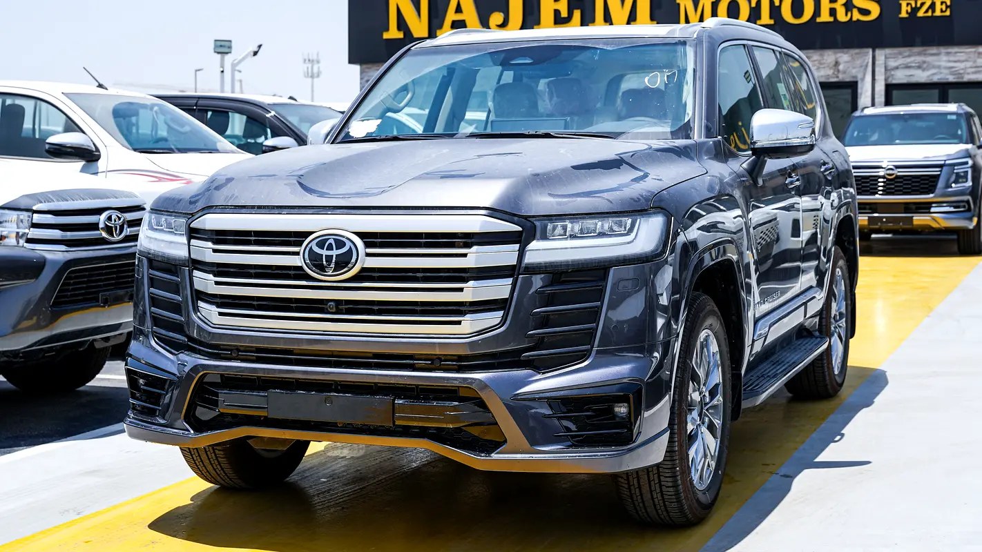 نمای دیگر تویوتا لندکروزر VXR 2025