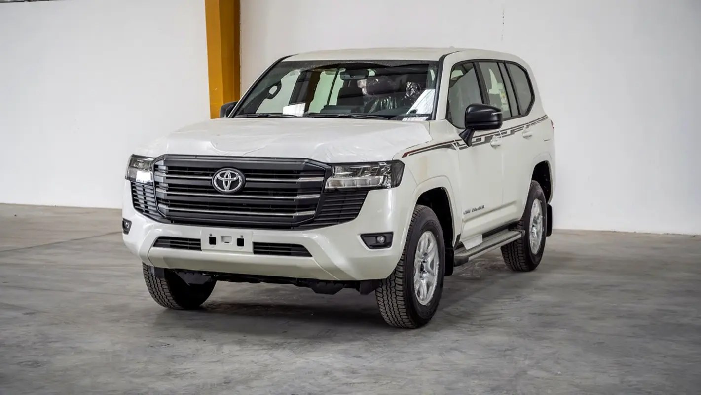 نمای دیگر تویوتا لندکروزر GXR 2026