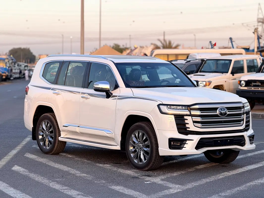 نمای دیگر تویوتا لندکروزر VXR 2025
