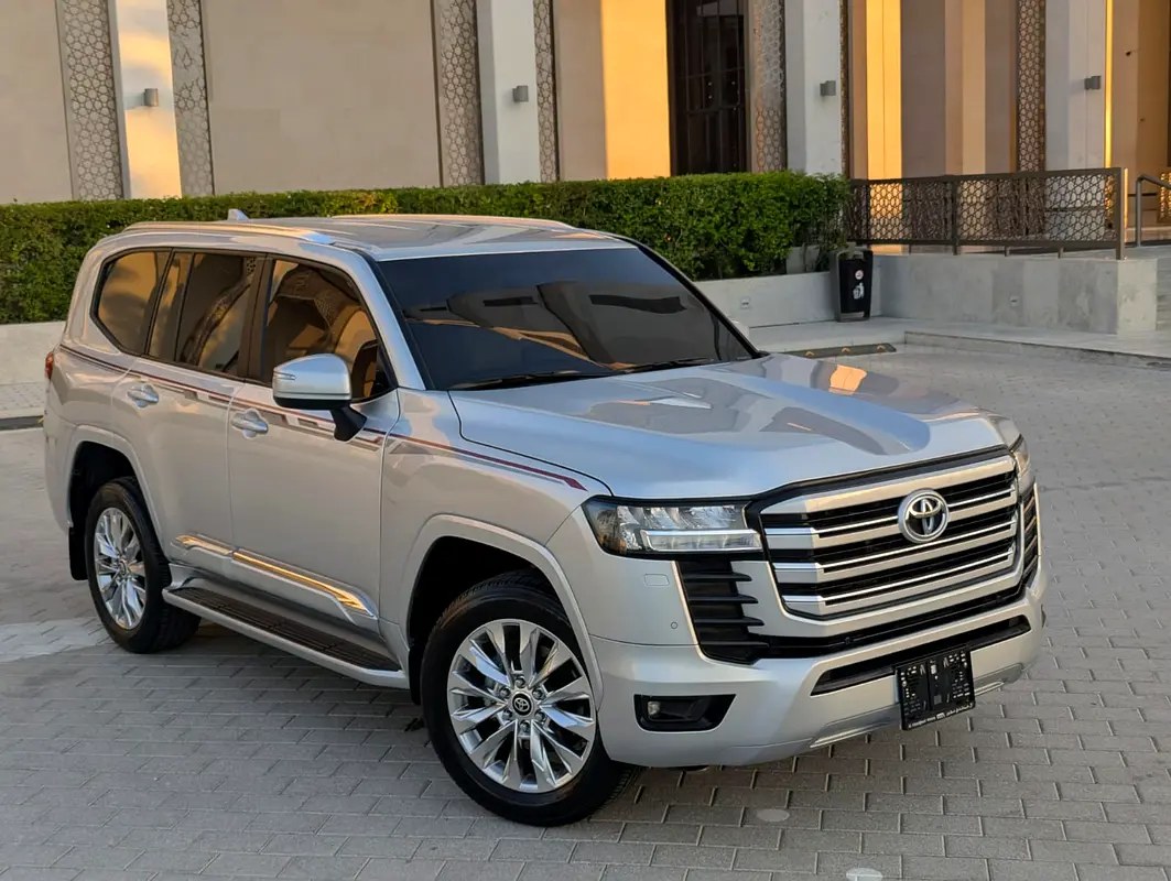 نمای دیگر تویوتا لندکروزر GXR 2024