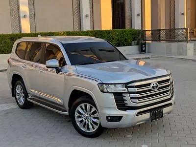 نمای دیگر تویوتا لندکروزر GXR 2024