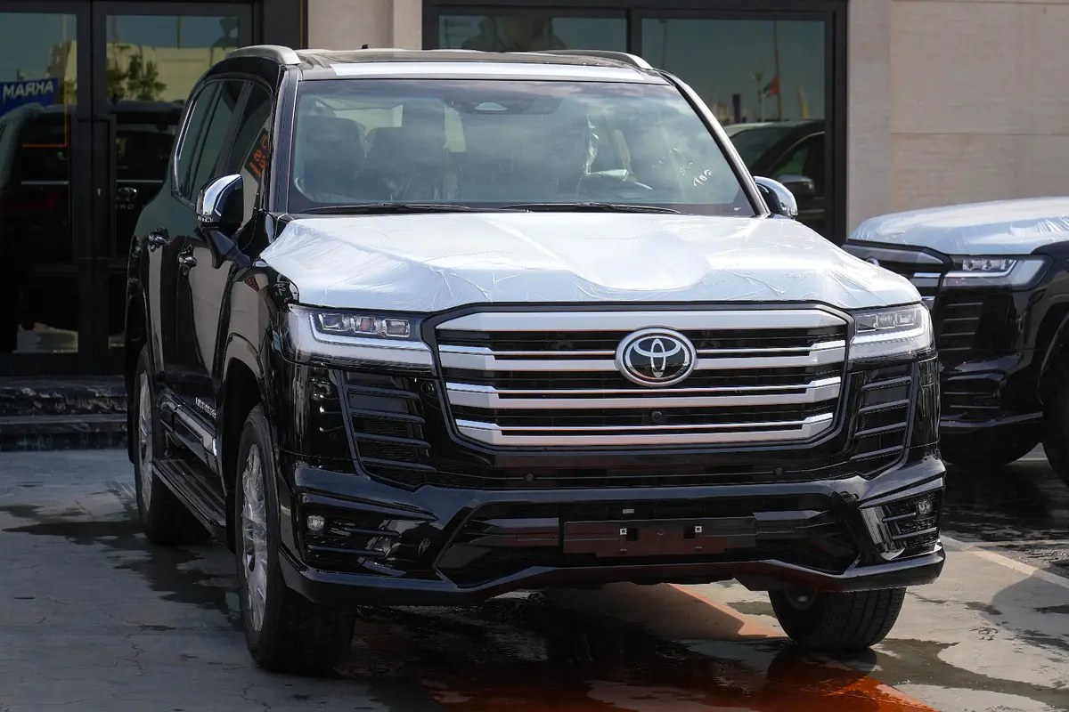 نمای دیگر تویوتا لندکروزر VXR 2026