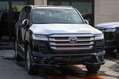 نمای دیگر تویوتا لندکروزر VXR 2026