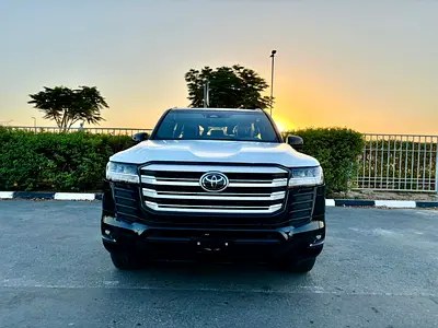 نمای دیگر تویوتا لندکروزر GXR 2026