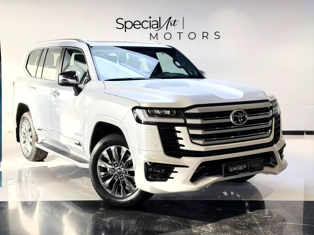 نمای دیگر تویوتا لندکروزر VXR 2026