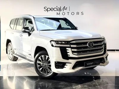 نمای دیگر تویوتا لندکروزر VXR 2026