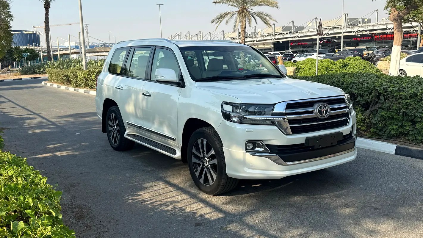 نمای دیگر تویوتا لندکروزر GXR گرند تورینگ 2019