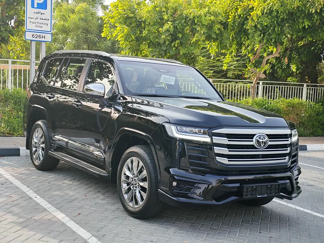 نمای دیگر تویوتا لندکروزر VXR 2026