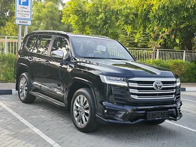 نمای دیگر تویوتا لندکروزر VXR 2026