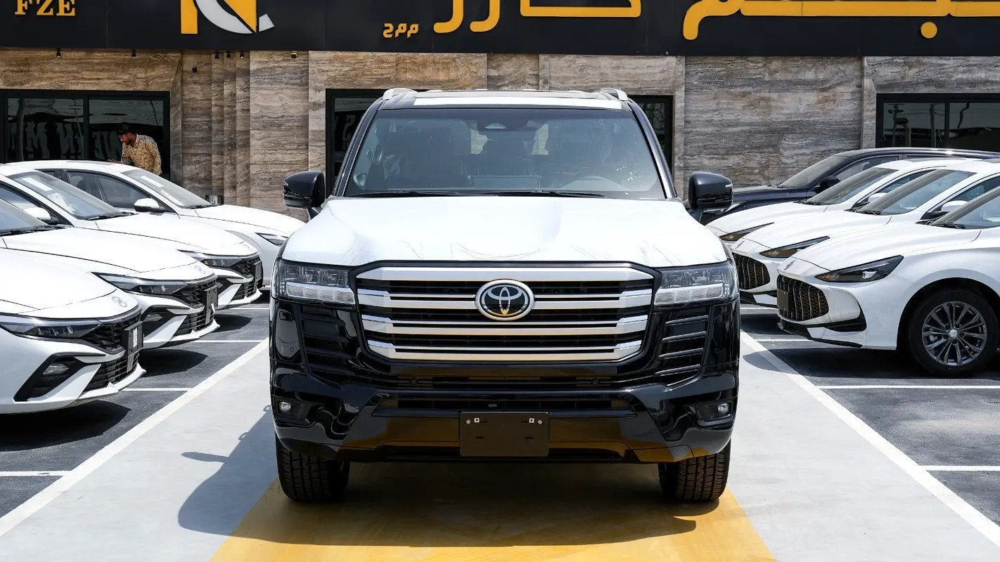 نمای دیگر تویوتا لندکروزر GXR 2026