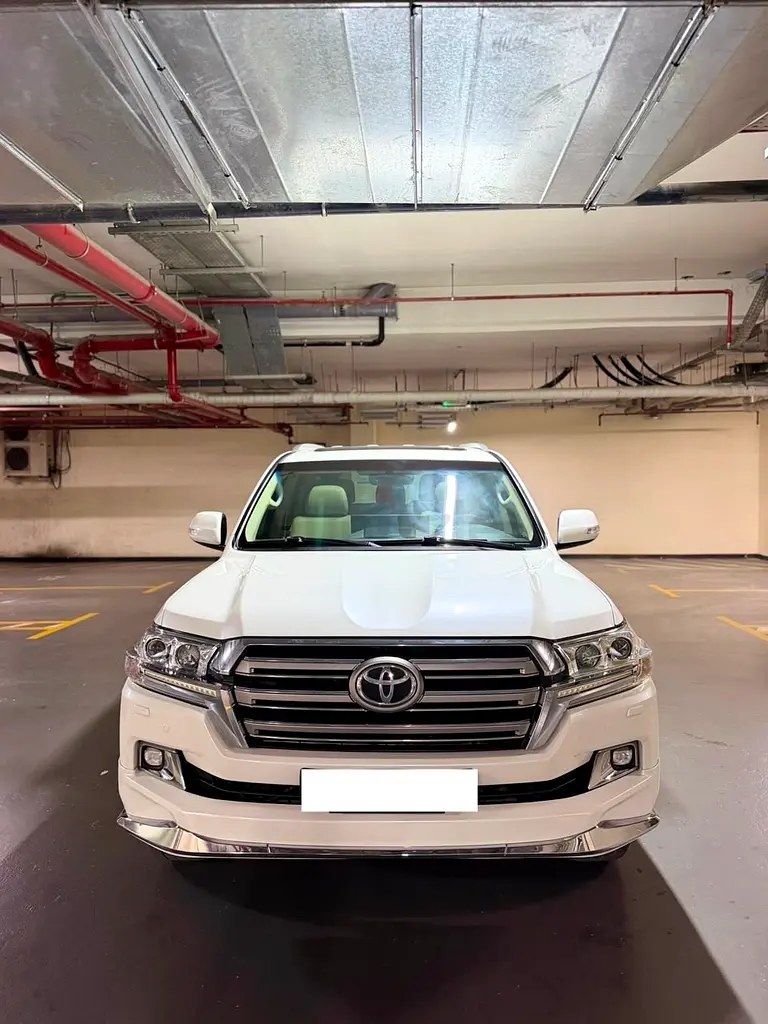 نمای دیگر تویوتا لندکروزر GXR 2018