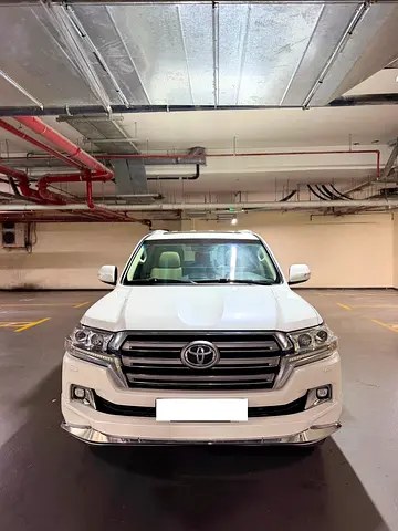 نمای دیگر تویوتا لندکروزر GXR 2018