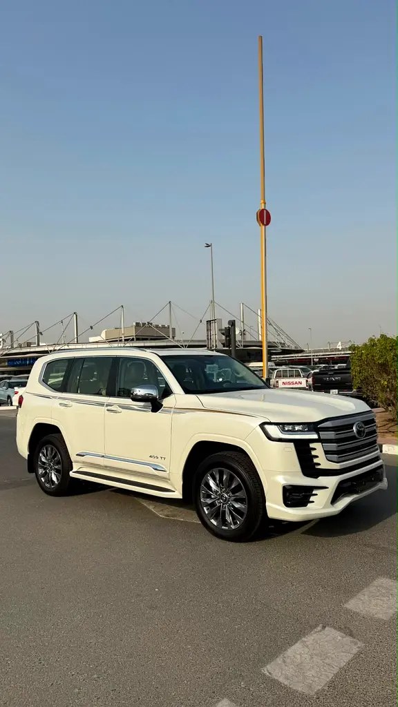 نمای دیگر تویوتا لندکروزر VXR 2026