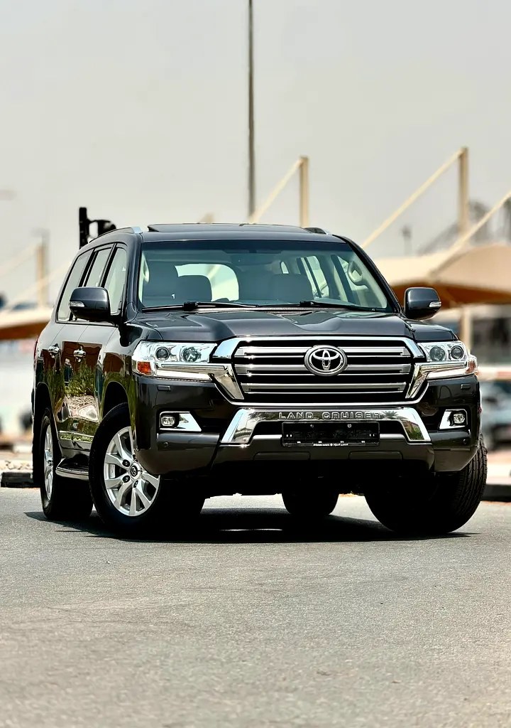 نمای دیگر تویوتا لندکروزر GXR 2017