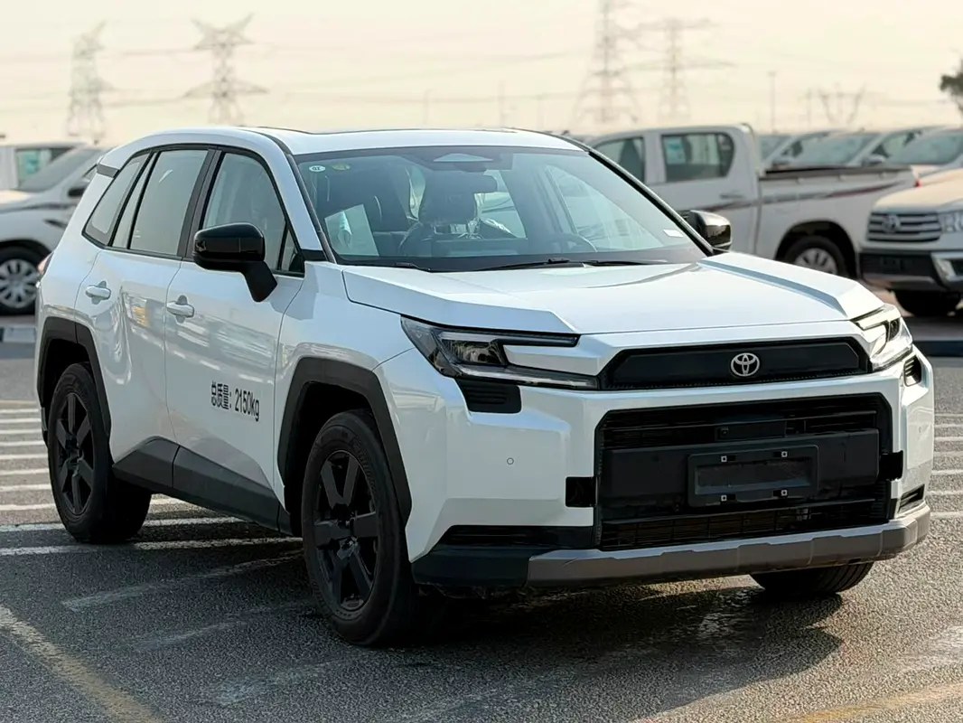 نمای دیگر تویوتا راو 4 XLE 2026