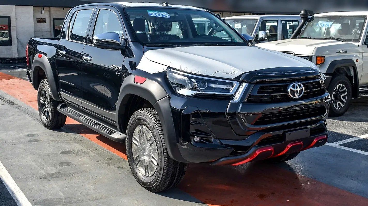 نمای دیگر تویوتا هایلوکس SR5 2026