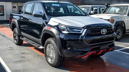 نمای دیگر تویوتا هایلوکس SR5 2026