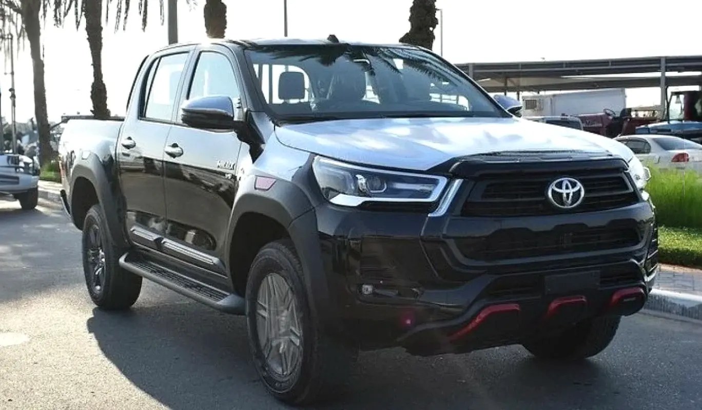 نمای دیگر تویوتا هایلوکس SR5 2026