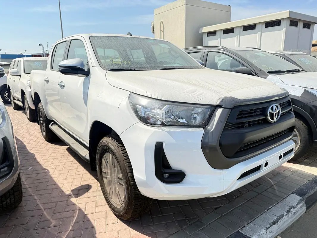 نمای دیگر تویوتا هایلوکس SR5 2026