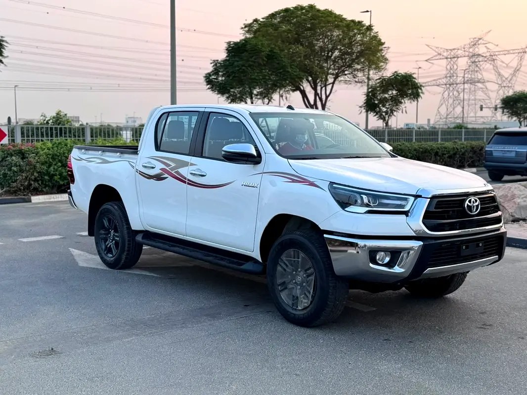 نمای دیگر تویوتا هایلوکس SR5 2026